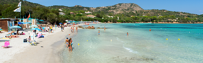 Divertimento estivo sulla spiaggia in diretta su Internet.